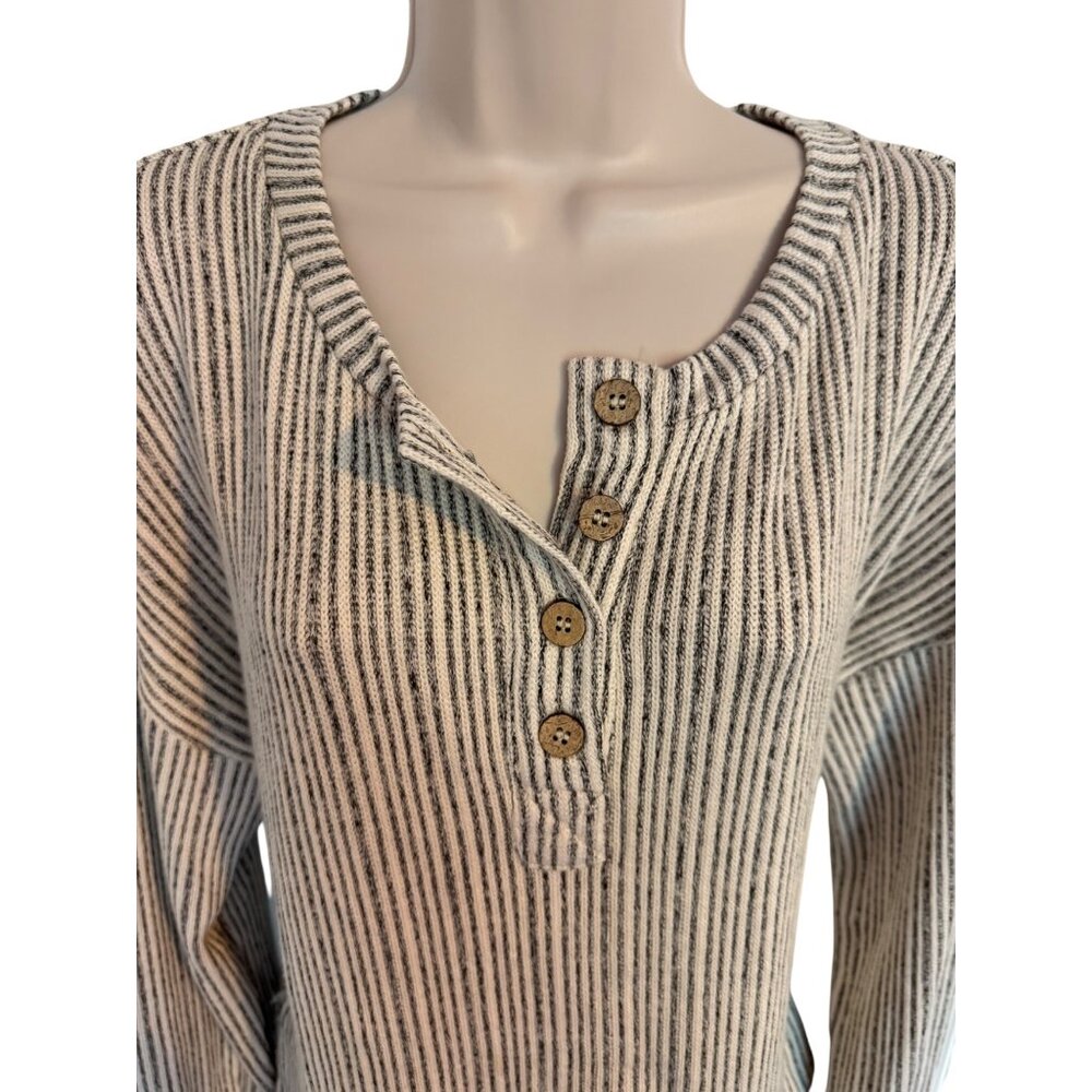 Blu Pepper Size Medium 1/4 Button Striped Stretchy Knit Long Sleeve $49 NWT - Picture 7 of 8
